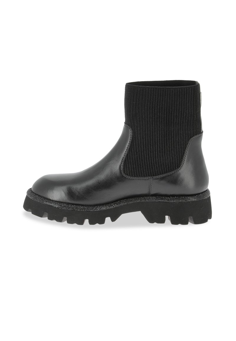 Bota negra de tobillo hecha de cuero suave con una parte superior de tela acanalada. Suela de goma gruesa con un dibujo texturizado para mayor agarre.