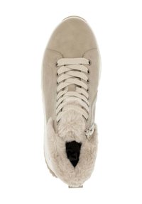 Baskets beige clair avec une tige en suede, des lacets crème et un col intérieur en fourrure pour un confort supplémentaire. Détail de fermeture éclair sur le côté.