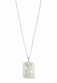Collar de plata con un colgante rectangular que presenta detalles de diseño en relieve. La cadena también es de plata y tiene un patrón de eslabones simple.