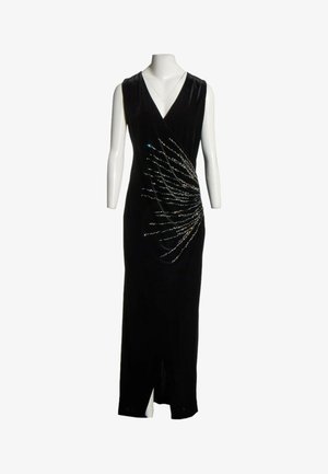 Vestido de noche negro sin mangas de terciopelo con escote en V, abertura lateral y adorno de lentejuelas plateadas brillantes en la zona de la cadera derecha.