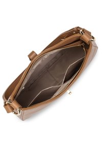 Borsa a mano in pelle beige con hardware dorato, chiusura a zip, superfici testurizzate e lisce, caratterizzata da un ampio interno con più tasche.