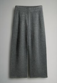 Grå strikkede bukser med vid ben, ribbet talje, kort kant og blød tekstur, hængende mod en neutral baggrund.