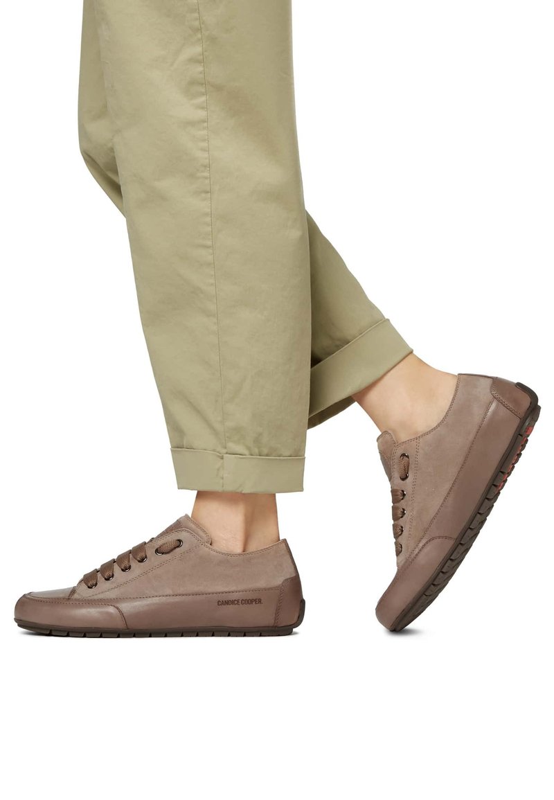 Sneaker in pelle marrone con profilo basso, punta rotonda e chiusura a lacci. Accenti in suede texturizzato e suole in gomma con un battistrada a contrasto.