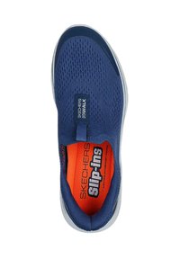 Zapatilla tipo slip-on de color azul marino de Skechers con parte superior de malla transpirable y plantilla de color naranja brillante etiquetada como "Slip-ins Air-Cooled Memory Foam."