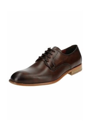 Zapato de vestir de cuero marrón con un acabado suave, cinco ojales y una suela beige. Presenta una puntera redondeada y sutilezas de costura.