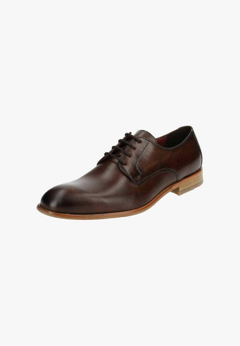 Scarpa da uomo in pelle marrone con finitura liscia, cinque occhielli e suola beige. Presenta una punta rotonda e dettagli di cucitura sottili.