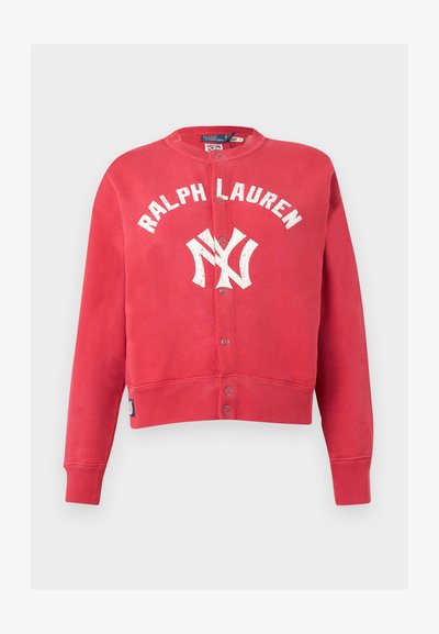 Κόκκινο φούτερ Ralph Lauren με κουμπιά, λευκή σκουριασμένη επιγραφή "Ralph Lauren" και λογότυπο των New York Yankees μπροστά, με ριμπ μανσέτες και τελείωμα.