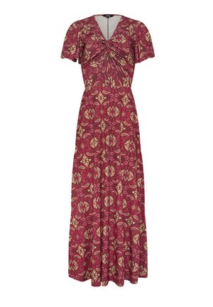 Abito lungo rosso con motivi paisley beige, maniche corte a svolazzante, scollatura a V plissettata e vita aderente.