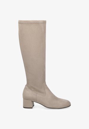 Botte beige jusqu'au genou en doux suède, avec un bout arrondi et un talon bloc bas, présentant un design simple et épuré.
