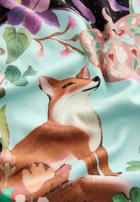 Musterstoff mit einem braunen Fuchs zwischen lebhaften Blumen und Blättern auf einem hellen Minzhintergrund, mit reichen Texturen und Farben.