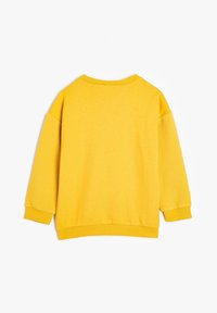 Sudadera amarilla de cuello redondo con mangas largas, puños acanalados y un patrón de rayas texturizado en las mangas. Tejido de mezcla de algodón.