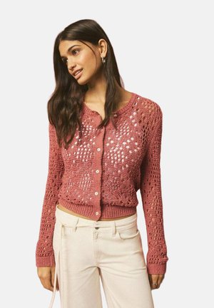 Cardigan lavorato a maglia color corallo, con motivo in pizzo, scollo rotondo e chiusura con bottoni. Maniche lunghe con polsini e orlo a coste.