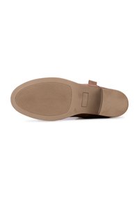 Sandal in pelle marrone con suola in gomma texturizzata. Presenta una soletta liscia e un semplice dettaglio con scatto. Taglia contrassegnata come 37.