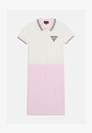 Vestido polo blanco con falda plisada rosa. Cuenta con un cuello a rayas en verde y rosa, logo bordado en el pecho y una tapeta de botones.