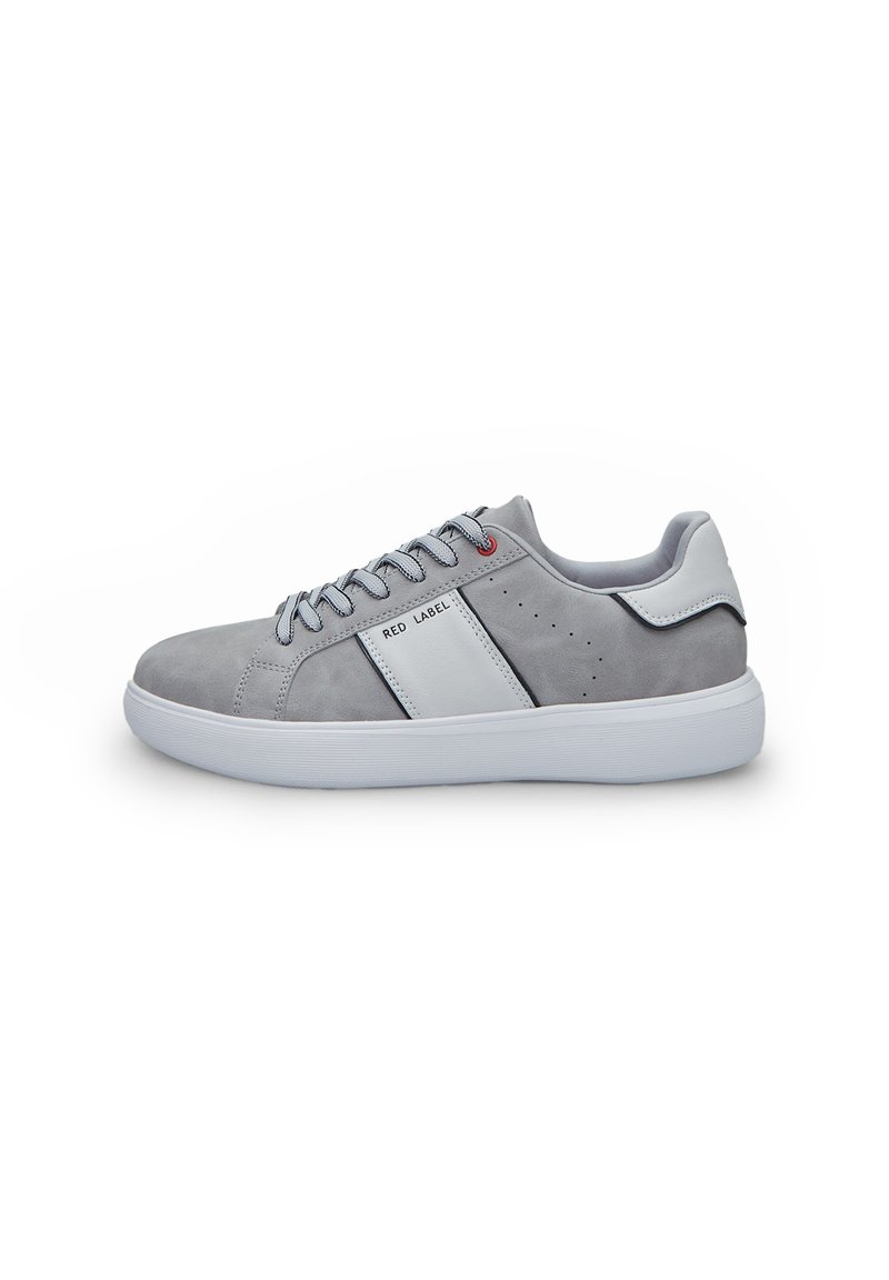 Sneaker in suede grigio con dettagli in pelle bianca, perforazioni sui lati, punta tonda e lacci a contrasto. Caratterizzato dal logo "RED LABEL".