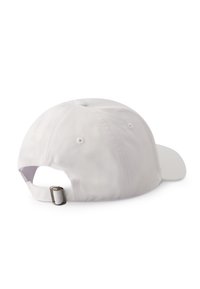 Gorra de béisbol blanca con visera curva, hecha de un tejido con superficie texturizada, que cuenta con una correa trasera ajustable con un clip metálico.