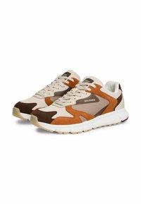 Chaussures de sport beige et marron avec un mélange de matériaux en mesh et en daim, dotées d'une semelle rembourrée et d'un design à couches distinct.