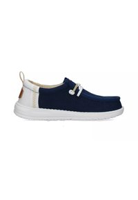 Scarpa slip-on in tela navy con suola in gomma bianca, cuciture decorative e linguetta posteriore. Caratterizzata da dettagli di lacci minimali e accenti testurizzati.