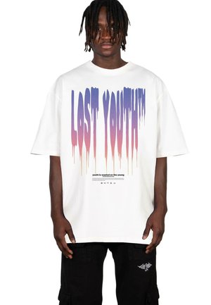 Hvid oversized t-shirt med dryppende gradient tekst "LOST YOUTH" i lilla og pink, med en trykt besked nedenfor i sort font.