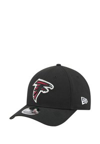 Cappellino da baseball nero con logo del falco ricamato in rosso e bianco sul davanti, dotato di visiera curvata e fascia posteriore regolabile.
