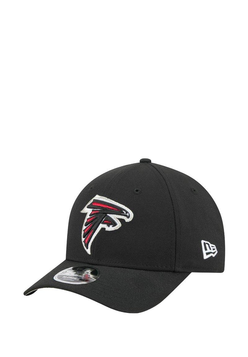 Cappellino da baseball nero con logo del falco ricamato in rosso e bianco sul davanti, dotato di visiera curvata e fascia posteriore regolabile.