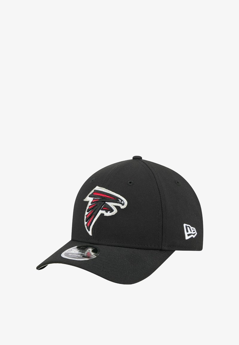 Cappellino da baseball nero con logo del falco ricamato in rosso e bianco sul davanti, dotato di visiera curvata e fascia posteriore regolabile.