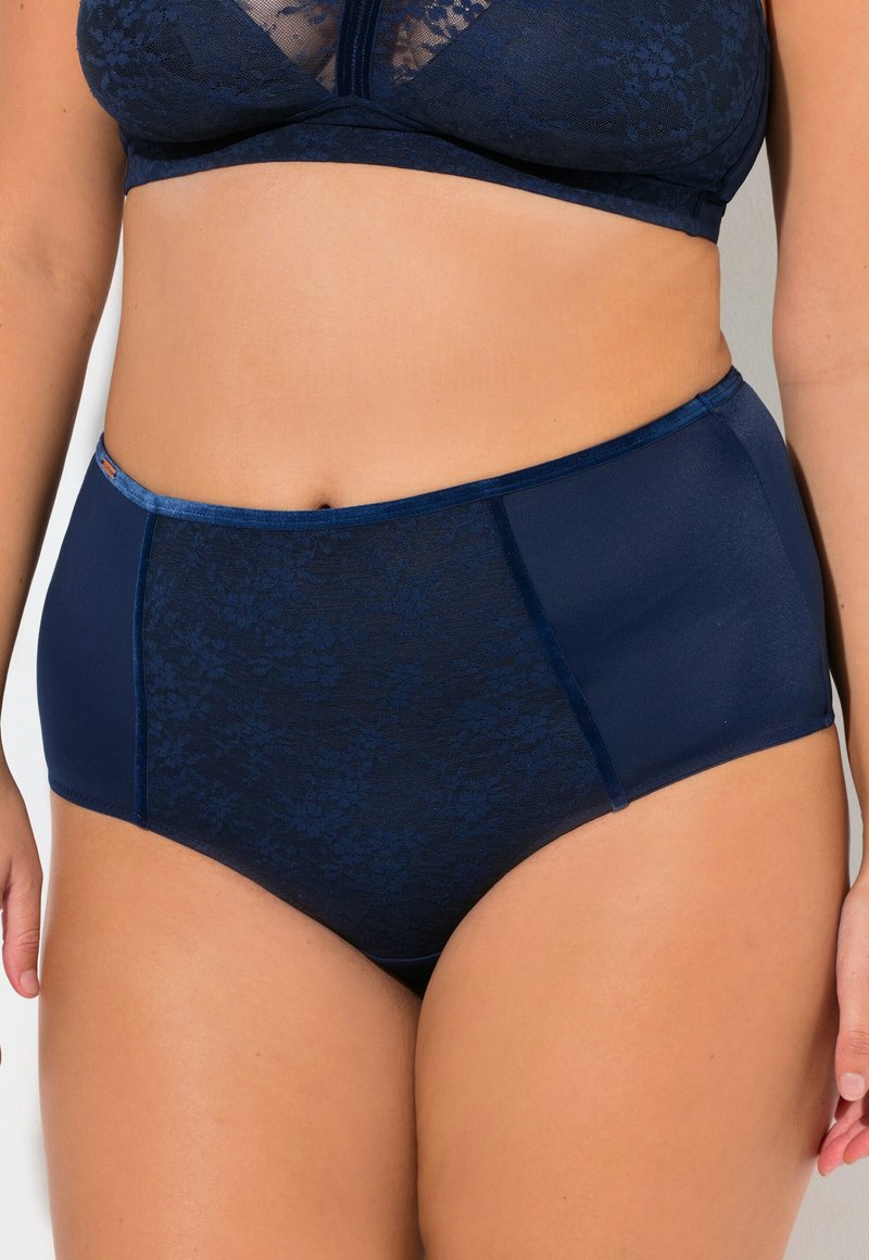 Tmavě modré vysoké kalhotky s krajkovým vzorem a hladkými bočními panely. Disponují měkkým elastickým páskem a decentním střihem.
