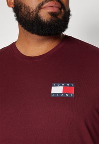 Tommy Jeans SLIM ESSENTIAL FLAG TEE - T-shirts med print - deep rouge