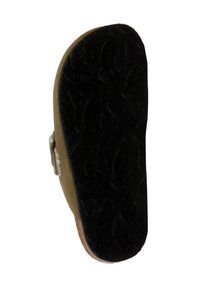 Suela de sandalia marrón con un fondo de goma negra texturizada y una media suela lisa, que presenta un detalle de hebilla lateral.