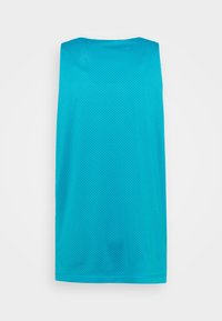 Turkoosi verkkopaita, jossa on löysä malli, leveä kaula-aukko ja pieniä reikiä kauttaaltaan hengittävyyden lisäämiseksi. Takakuvassa esitetty.