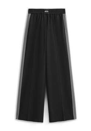 Pantalones negros de pierna ancha con cintura elástica y franjas laterales grises, con doblez frontal y etiqueta "Muse Project" en la cintura.