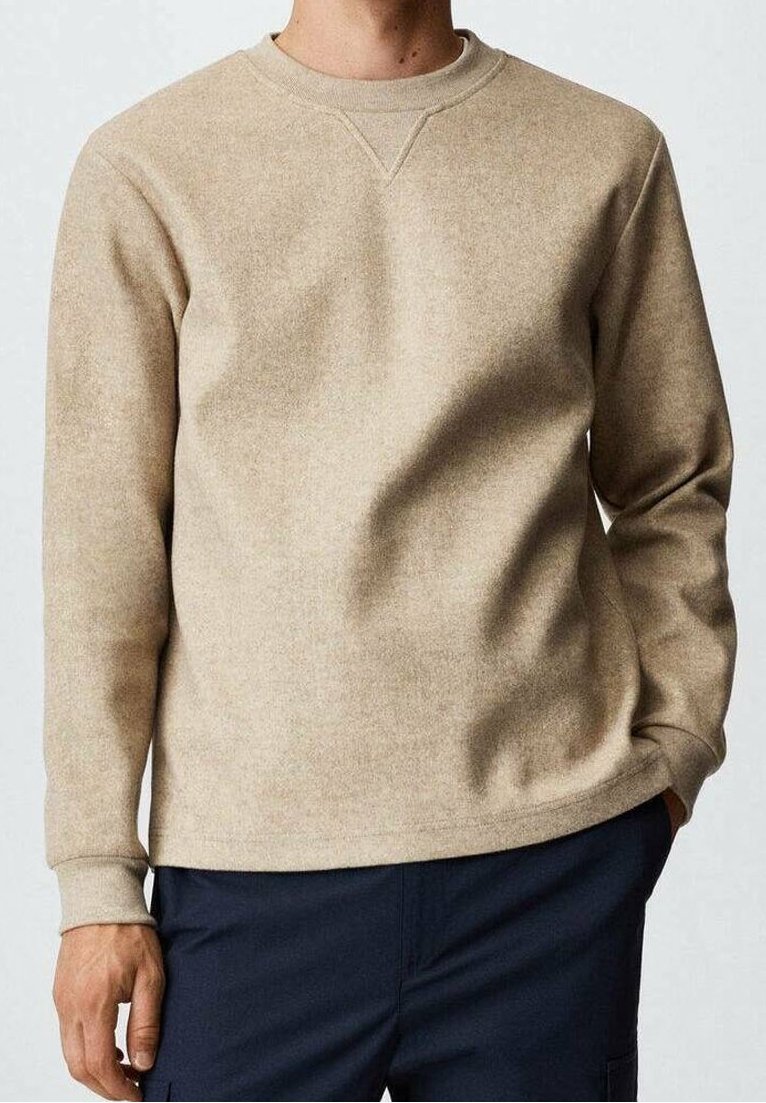 Beżowa bluza z polaru z okrągłym dekoltem i długimi rękawami. Charakteryzuje się miękką fakturą i prostym, minimalistycznym wzornictwem, bez wzorów i ozdób.