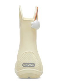 Crocs color crema con una superficie testurizzata, caratterizzati da un charm a forma di nuvola giocoso sul lato e un logo del marchio prominente sul tallone.