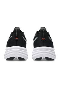 Par av svarta och vita löparskor sedda bakifrån, med dragremmar märkta "GEL-PULSE 17" och tjocka vita sulor.