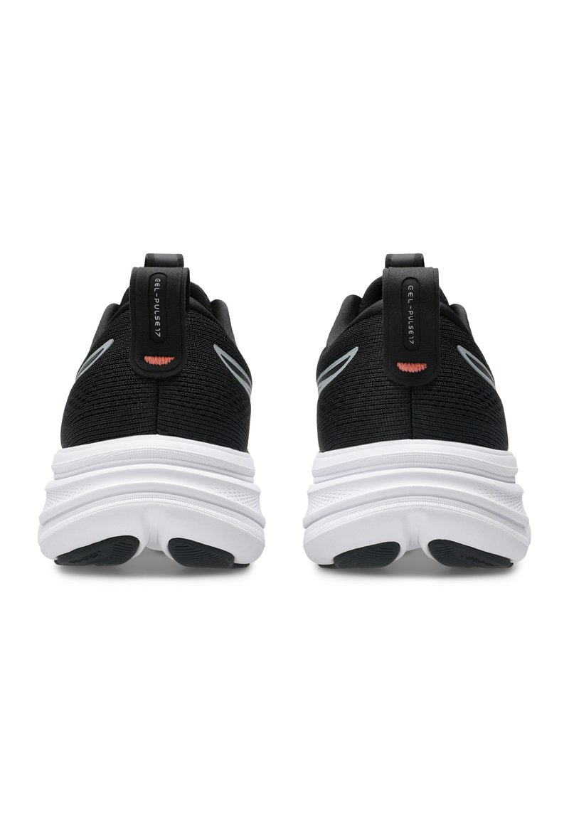 Une paire de chaussures de course noires et blanches vue de l'arrière, avec des languettes portant l'inscription "GEL-PULSE 17" et de épaisses semelles blanches.