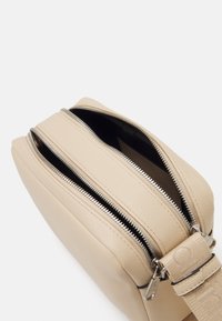 Calvin Klein Jeans ULTRALIGHT CAMERA BAG - Τσάντα χιαστί - porcelain sand