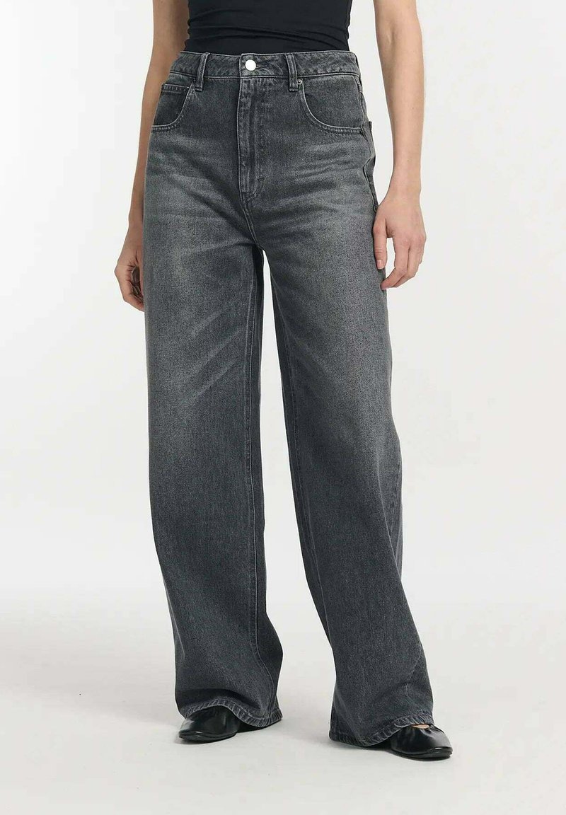 Hoge taille, wijde jeans van donkergrijze denim. Kenmerken zijn onder andere voorzakken, riemlussen en een klassieke knoopsluiting. Soepele textuur.