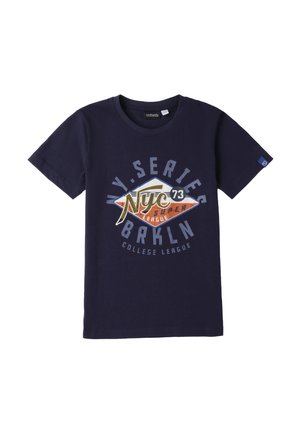 Marineblaues T-Shirt mit kurzen Ärmeln aus Baumwolle, das ein grafisches Design mit dem Text "NYC" und "BRKLN" in verschiedenen Farben und Stilen enthält.