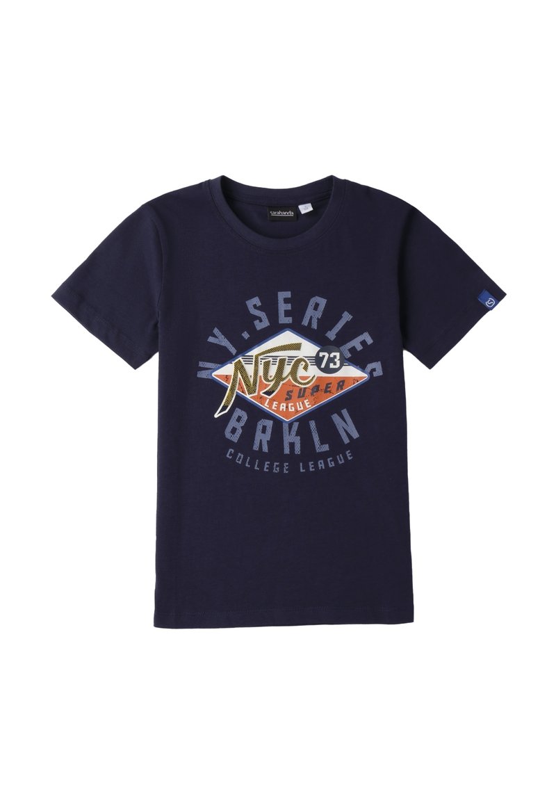 Camiseta de manga corta en color navy, hecha de algodón, con un diseño gráfico que presenta el texto "NYC" y "BRKLN" en diferentes colores y estilos.