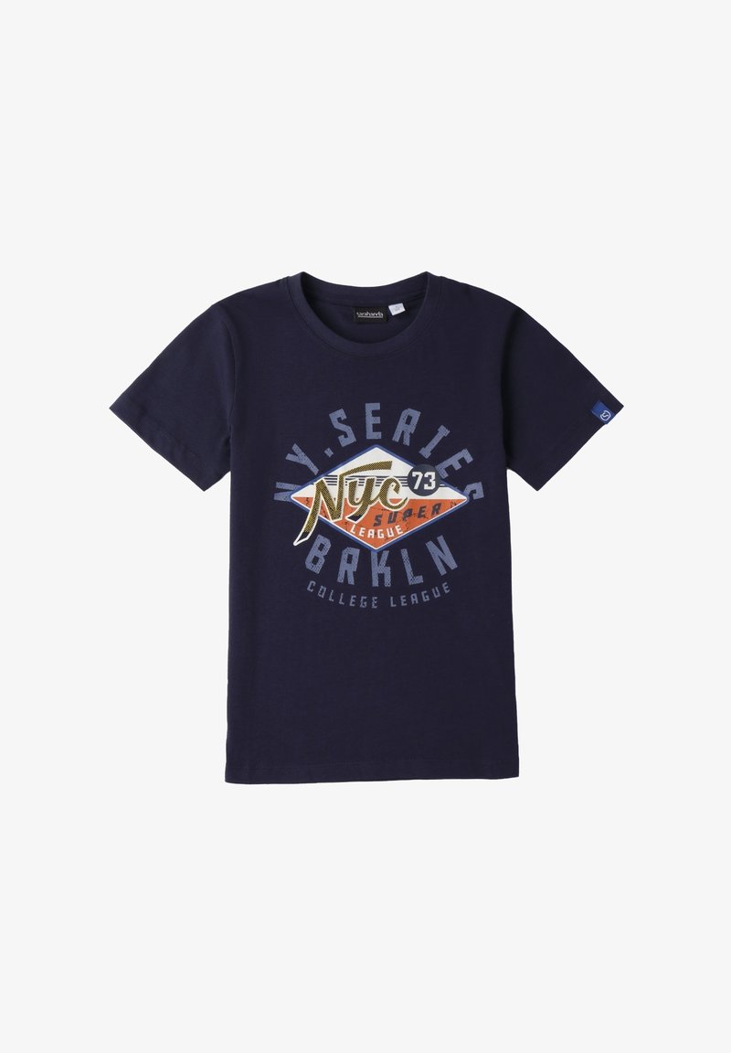Camiseta de manga corta en color navy, hecha de algodón, con un diseño gráfico que presenta el texto "NYC" y "BRKLN" en diferentes colores y estilos.