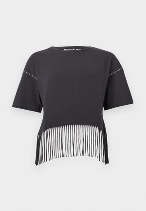 Haut court noir à manches courtes avec col rond, clous argentés sur les coutures d'épaule, et long détail de franges le long de l'ourlet.