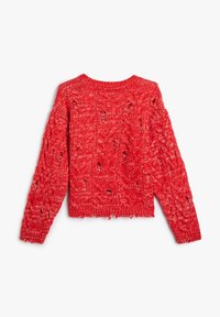 Suéter rojo de punto con un diseño suelto y texturizado que presenta patrones de calados, cuello redondo y mangas cortas.