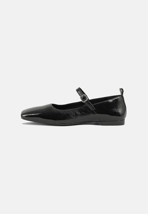 Chaussure plate en cuir verni noir avec un bout pointu, une sangle de cheville avec boucles, et une texture lisse et brillante. Talon bas pour le confort.