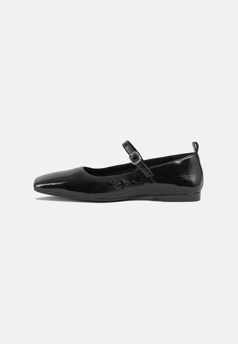 Schwarze Lackleder-Ballerina mit spitzem Zeh, einem Knöchelriemen mit Schnalle und einer glatten, glänzenden Oberfläche. Flacher Absatz für Komfort.