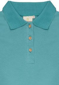 T-Shirts in Teal mit geripptem Kragen, fünf Holzknebeln auf der Vorderseite und einem gewebten Etikett im Halsbereich. Weicher, glatter Stoff.