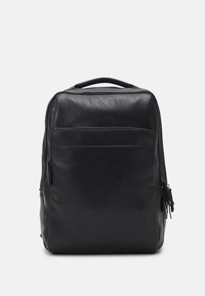 Schwarzer rechteckiger Lederrucksack mit einem oberen Griff, einer vorderen Reißverschlusstasche und zusätzlichen seitlichen Reißverschlüssen, präsentiert vor einem weißen Hintergrund.