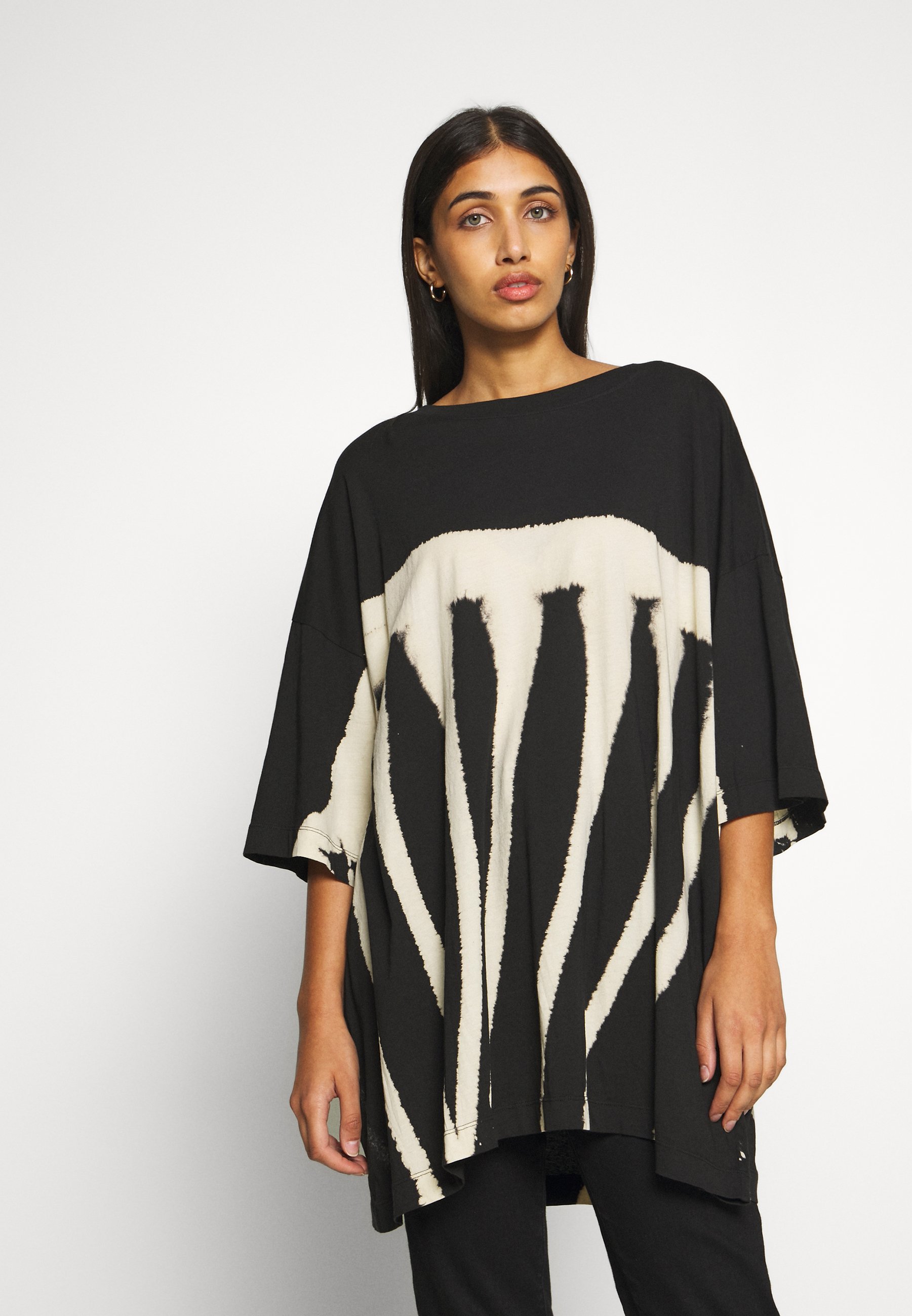 Weekday HUGE DRESS Jerseykjole black tie dye Zalando.no Weekday HUGE DRESS - Jerseykjole - black