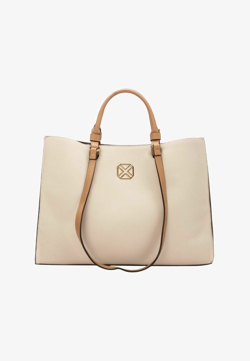 Groot handtas in roomkleur met beige handvatten en een afneembare schouderriem, met een gouden geometrisch logo aan de voorkant.