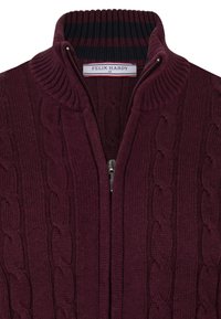 Maglione bordeaux con colletto a coste, mezza cerniera e motivo a trecce. L'etichetta mostra "FELIX HARDY," taglia M, strisce interne del colletto a contrasto.