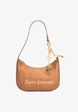 Borsa in suede marrone con testo dorato "Juicy Couture". Caratterizzata da un accento di catena dorata e chiusura con zip. Forma curva e tracolla singola.